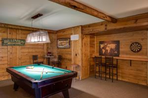 a pool table in a room with wooden walls at Snake River Roadhouse by KABINO Air Conditioning WiFi Bar Below Pool Table Shuffleboard Yummy Food in Swan Valley