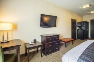 Habitación de hotel con cama y TV de pantalla plana. en Best Western Wainwright Inn & Suites, en Wainwright