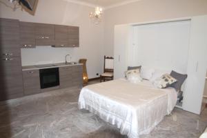 A kitchen or kitchenette at jacuzzi in front of the colosseum