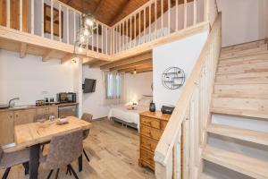 Habitación con escalera de madera y dormitorio en Villa Freedom, en Kókkinon Khoríon