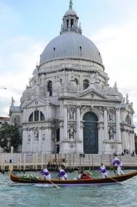 un grupo de personas en una góndola frente a un edificio en San Marco Luxury Studio, en Venecia