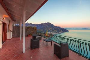 un balcone con sedie e vista sull'oceano di Loggetta19 a Ravello Altre 11 foto