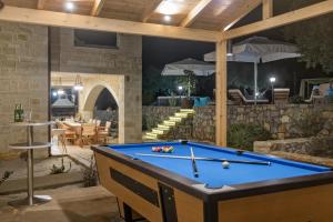 una mesa de billar en medio de un patio en Villa Freedom, en Kókkinon Khoríon