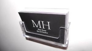 uma caixa preta com as letras M nela em Mary House 46 em Porthcawl