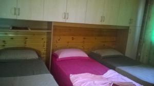 Postel nebo postele na pokoji v ubytování kolonia e artistave