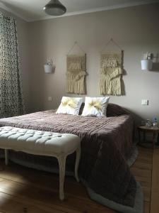 1 dormitorio con 1 cama grande y 2 almohadas en B&B Les Hauts d'Ornans en Ornans