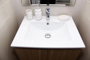 a bathroom with a white sink and a mirror at Departamentos de Lujo ,costado Mall Plaza in Antofagasta