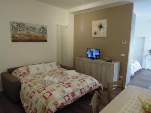 a bedroom with a bed and a television in it at Residenza Ofelia in Vicenza