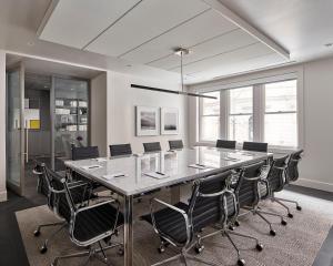 einen Konferenzraum mit einem langen Tisch und Stühlen in der Unterkunft AKA Rittenhouse Square in Philadelphia