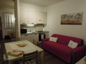 a living room with a red couch and a table at Residenza Ofelia in Vicenza