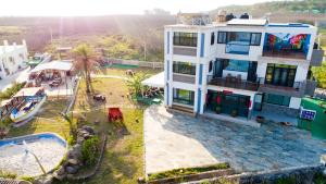 una vista aerea di una casa con piscina di Big Fish Homestay a Magong