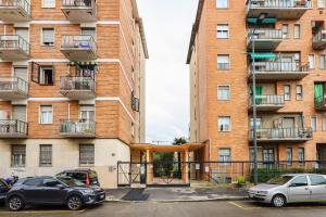 un bâtiment avec des voitures garées devant dans l'établissement PrimoPiano - Ciardi, à Milan