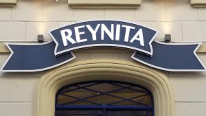 un cartello per una Reynolds sul lato di un edificio di Hotel Le Reynita a Trouville-sur-Mer