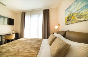 a hotel room with a bed and a window at Garda Room in Peschiera del Garda