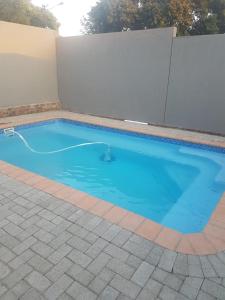Bazén v ubytování MZET GUEST HOUSE nebo v jeho okolí
