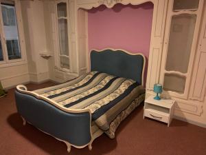 Longeau的住宿－伊迪絲酒店，一间卧室配有一张带大床头板的床