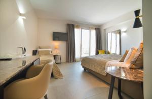 a hotel room with a bed and a table and chairs at Garda Room in Peschiera del Garda