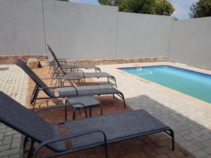 Bazén v ubytování MZET GUEST HOUSE nebo v jeho okolí