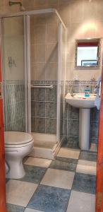 uma casa de banho com um chuveiro, um WC e um lavatório. em Jacks' Coastguard Cottage Vacation home em Glenbeigh