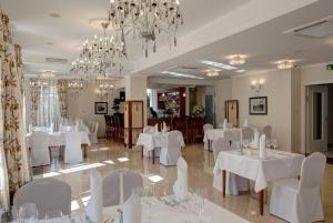 Hotel Willa Hueta tesisinde bir restoran veya yemek mekanı