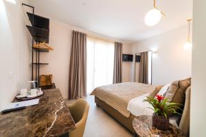 a hotel room with a bed and a table at Garda Room in Peschiera del Garda