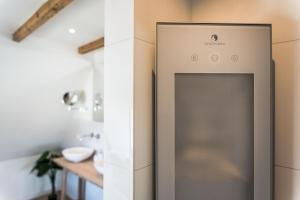 een koelkast in een keuken naast een aanrecht bij de Vogelensangh in Vogelenzang
