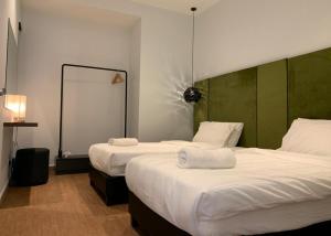 Palm Suite Ipoh Octagon tesisinde bir odada yatak veya yataklar