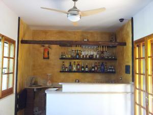 een bar in een kamer met een plafondventilator bij Sa Figu Morisca in Solanas