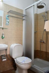 uma casa de banho com um WC e um chuveiro em Ilion Hotel em Lepanto
