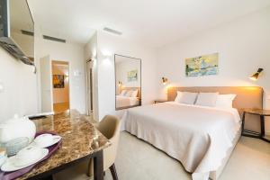 a hotel room with a bed and a table at Garda Room in Peschiera del Garda