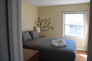 a bedroom with a bed with a pillow on it at Stunning Downtown Royal Oak Townhouse (909) in Royal Oak