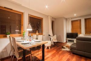 Posedenie v ubytovaní ApartSerwis - Apartament Zacisze + 28 fotografií