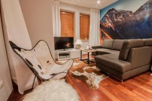 Televízia a/alebo spoločenská miestnosť v ubytovaní ApartSerwis - Apartament Zacisze