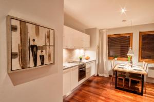 Кухня або міні-кухня у ApartSerwis - Apartament Zacisze