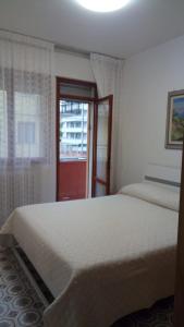 a bedroom with a large bed and a window at Appartamento al mare Lorella in Sottomarina