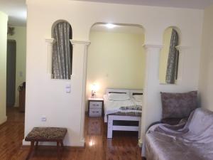 1 dormitorio pequeño con 1 cama y 1 silla en House at Ortachala, en Tiflis
