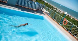 Bazén v ubytování Hotel Atlantic Riviera Mare nebo v jeho okolí