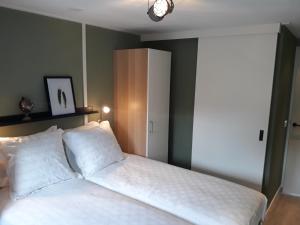 Postel nebo postele na pokoji v ubytování NIEUW Appartement 12 OOSTKAPELLE