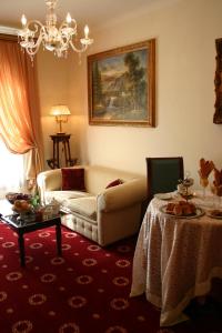 マルサラにあるGrand Hotel Palaceのリビングルーム(ソファ、テーブル付)