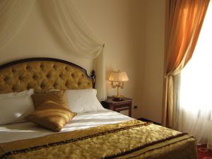 Postel nebo postele na pokoji v ubytování Grand Hotel Palace