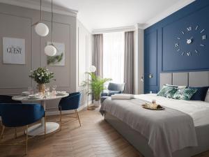 Posteľ alebo postele v izbe v ubytovaní Luxury Gold Cracow City Centre 3min Main Sq Old Town