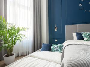 Posteľ alebo postele v izbe v ubytovaní Luxury Gold Cracow City Centre 3min Main Sq Old Town
