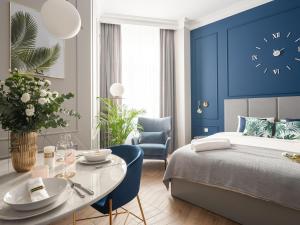 Posteľ alebo postele v izbe v ubytovaní Luxury Gold Cracow City Centre 3min Main Sq Old Town