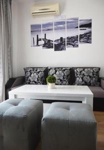 uma sala de estar com uma mesa branca e um sofá em Stela Apartments em Obzor