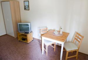 a small room with a table and a television at Kietlice nad Mamrami in Węgorzewo