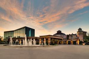 een gebouw met een fontein voor een gebouw bij Argosy Casino Hotel & Spa in Kansas City