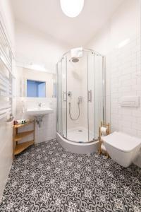 クラクフにあるPlayRoom Aparthotelのバスルーム(シャワー、トイレ、シンク付)