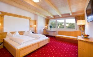 Postel nebo postele na pokoji v ubytování Kristiania Small Dolomites Hotel