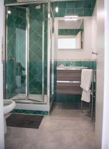 een badkamer met een douche en een wastafel bij B&B Marina in Vietri
