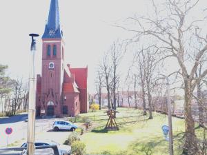 eine Kirche mit einem Auto, das davor geparkt ist in der Unterkunft Kaisers Eck Ferienwohnung in Ahlbeck